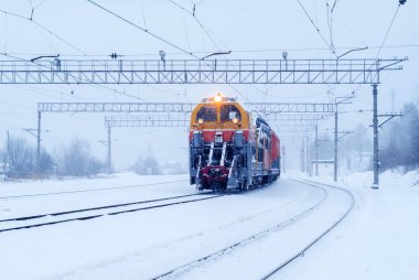 Perm, Rusya - 05 Ocak 2019: demiryolu kar kaldırma Tren İstasyonu parça ve katılımına kar yağışı sırasında temizlik