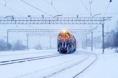 Perm, Rusya - 05 Ocak 2019: demiryolu kar kaldırma Tren İstasyonu parça ve katılımına kar yağışı sırasında temizlik