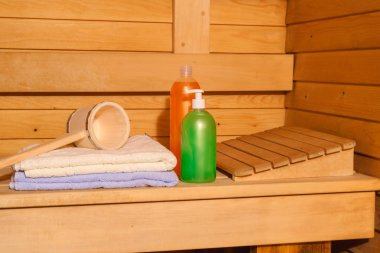 Bazı banyo aksesuarları ile küçük bir modern Rus banya iç parçası