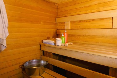 Bazı banyo aksesuarları ile küçük bir modern Rus banya iç parçası