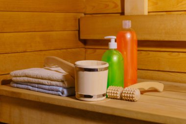 Bazı banyo aksesuarları ile küçük bir modern Rus banya iç parçası