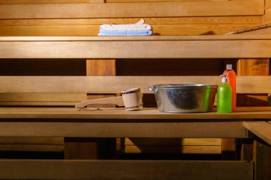 Bazı banyo aksesuarları ile küçük bir modern Rus banya iç parçası