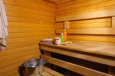 Bazı banyo aksesuar ile küçük bir modern Rus banya iç parçası