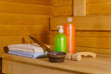 Bazı banyo aksesuarları ile küçük bir modern Rus banya iç parçası