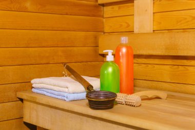 Bazı banyo aksesuarları ile küçük bir modern Rus banya iç parçası