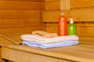 Bazı banyo aksesuarları ile küçük bir modern Rus banya iç parçası