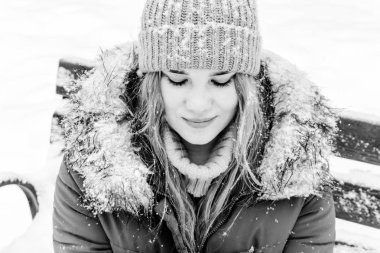 tek renkli bir kış parkta bir bankta rüya gibi bir kız portresi