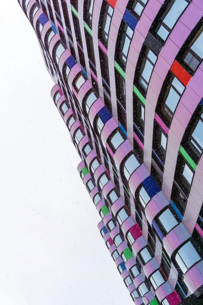 Фрагмент Разноцветного Фасада Современного Здания Время Снегопада Снизу Вверх — стоковое фото