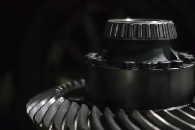 büyük metal detay - Milli konik rulman ve sarmal konik dişli çark - karanlık bir arka plan üzerinde