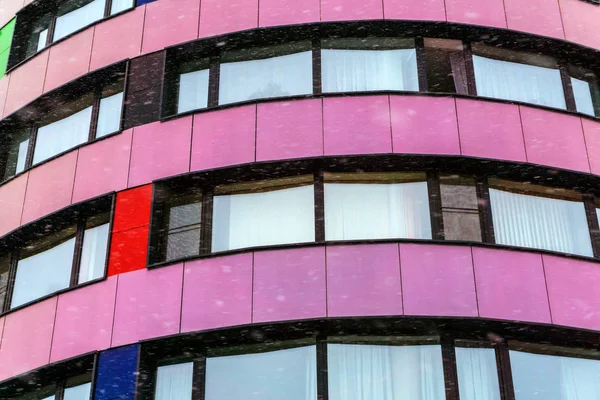 Jekaterynburg Rosja Stycznia 2019 Fragment Wielobarwne Fasada Nowoczesnego Budynku Podczas — Zdjęcie stockowe