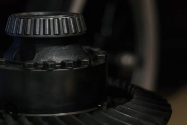 büyük metal detay - Milli konik rulman ve sarmal konik dişli çark - karanlık bir arka plan üzerinde