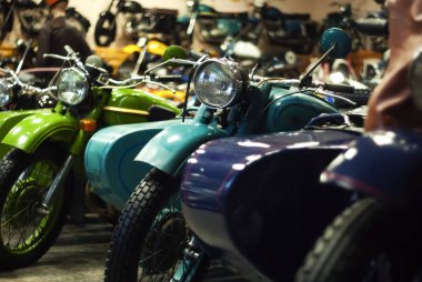 retro Otomobil Müzesi'nde bebek arabası ile Vintage motosiklet