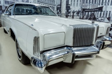 Yekaterinburg, Rusya - 16 Ocak 2019: ön kısmını beyaz vintage lüks araba