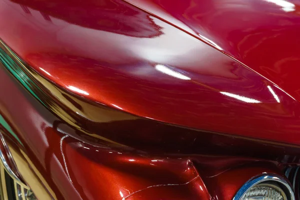 Fundo Fragmento Superfície Capuz Carro Vintage Vermelho Com Formas Curvas — Fotografia de Stock
