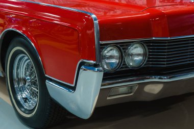 arka plan - kırmızı eski model araba hood tekerlek, Far ve radyatör ızgarası ile parçası,