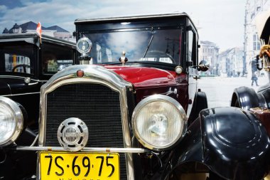 Yekaterinburg, Rusya - 16 Ocak 2019: kırmızı retro Otomobil Müzesi'nde ön kısmını parçası