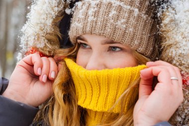 nefesi ile ısınma bir kız portresi, sıcak bir kazak tasmada burun onu gizleme yakın çekim