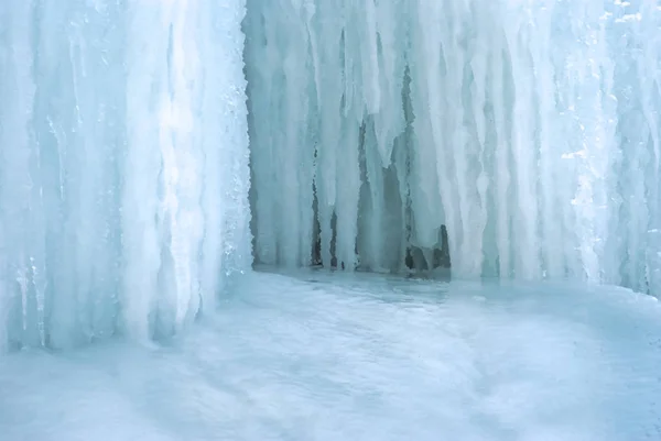 Achtergrond Natuurlijke Ijs Sectie Van Gletsjer Met Ijspegels Bevroren Stromen — Stockfoto