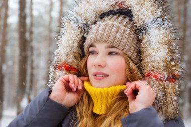 boynunu bir Yaka Kazak ayaz weathe olarak kız kapatır