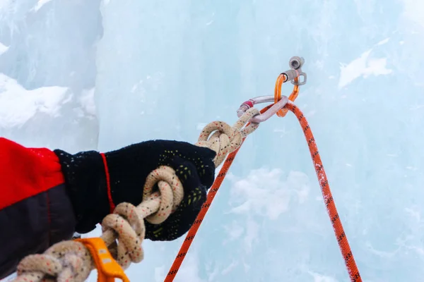 Eiskletteranker Mit Eisschraube Sicherheitsseil Karabiner Und Kletterarm Nahaufnahme — Stockfoto