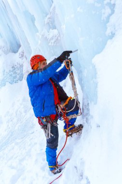 buzul yüzeyin içine buz vida vidalama Ice climber preraring çalışan ipini,