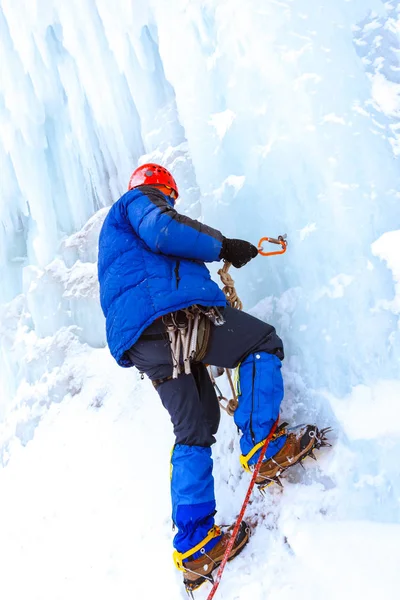 Eiskletterer Überprüft Vor Dem Klettern Die Zuverlässigkeit Des Ankers Mit — Stockfoto