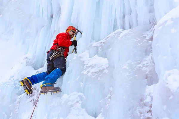 Bergsteiger Stürmt Mit Zwei Eiswerkzeugen Die Senkrechte Wand Des Gletschers — Stockfoto