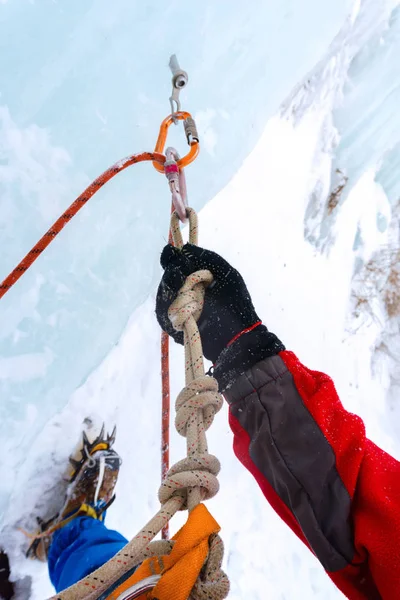 Eiskletteranker Mit Eisschraube Sicherheitsseil Karabiner Und Kletterarm Nahaufnahme — Stockfoto