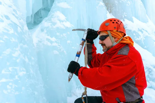 Bergsteiger Mit Eispickel Klettert Eine Schneebedeckte Eiswand Hinauf Halblanges Porträt — Stockfoto