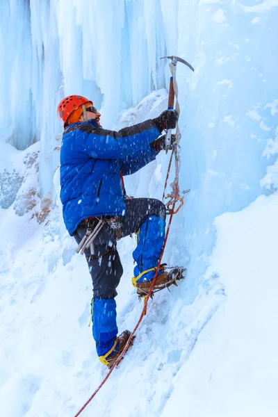 Bergsteiger Mit Eispickel Stürmt Die Senkrechte Wand Des Gletschers — Stockfoto