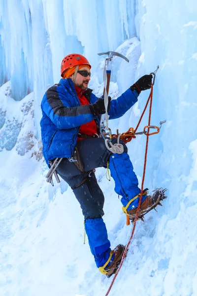 Bergsteiger Mit Eispickel Stürmt Die Senkrechte Wand Des Gletschers — Stockfoto