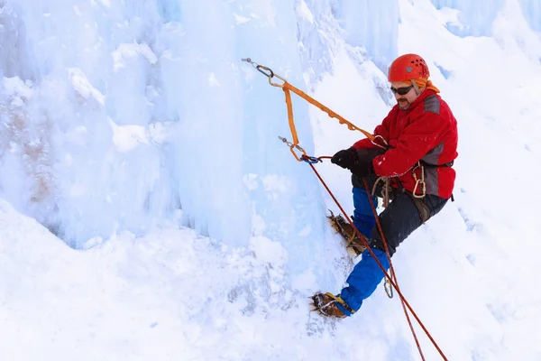 Bergsteiger Benutzt Abstellvorrichtung Für Figur Acht Der Eiswand Eines Gletschers — Stockfoto