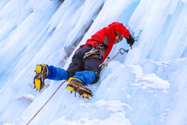 buzul yüzeyin içine buz vida vidalama Ice climber preraring çalışan ipini,