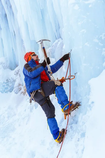 Bergsteiger Mit Eispickel Stürmt Die Senkrechte Wand Des Gletschers — Stockfoto