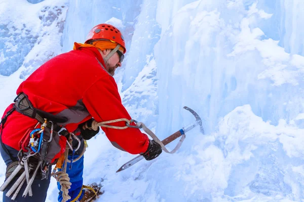 Bergsteiger Mit Eispickel Schneidet Eis Tritt Gletscher Halblanges Porträt — Stockfoto