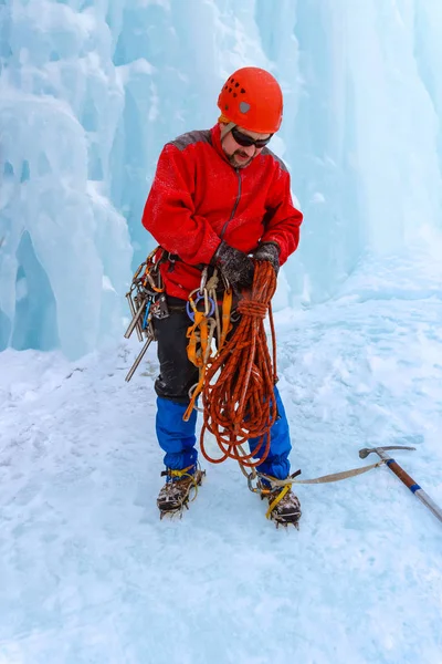 Eiskletterer Schnee Unter Dem Gletscher Bereitet Ein Seil Zum Klettern — Stockfoto