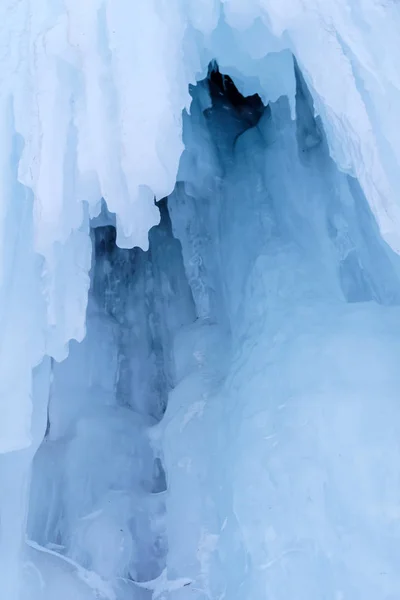 Fondo Fragmento Glaciar Con Cortinas Carámbanos Entrada Cueva Hielo —  Fotos de Stock