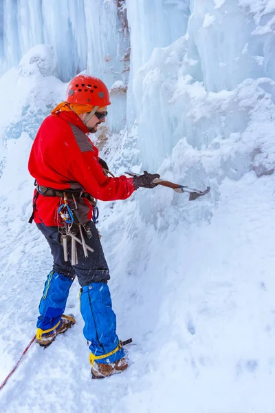 Bergsteiger Mit Eispickel Schneidet Eis Macht Schritte Gletscher — Stockfoto