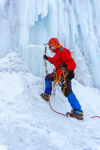 Bergsteiger Mit Eispickel Stürmt Den Gletscher — Stockfoto