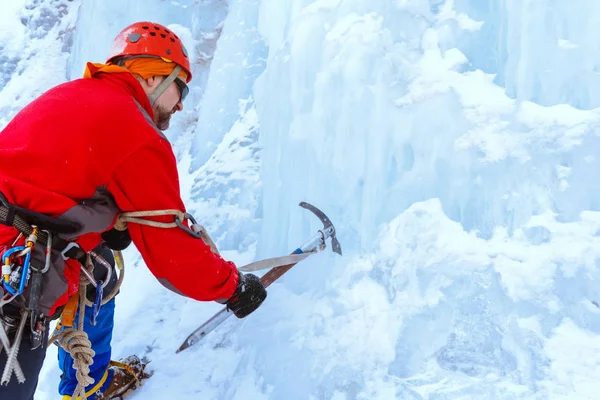 Bergsteiger Mit Eispickel Schneidet Eis Macht Schritte Gletscher — Stockfoto