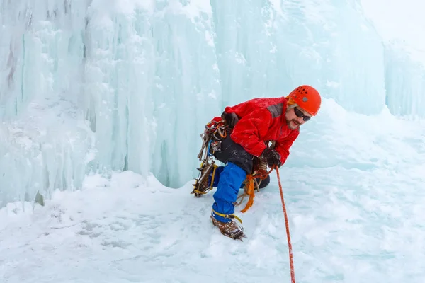 Eiskletterer Auf Einem Gletscher Mit Einem Seil Und Blick Nach — Stockfoto