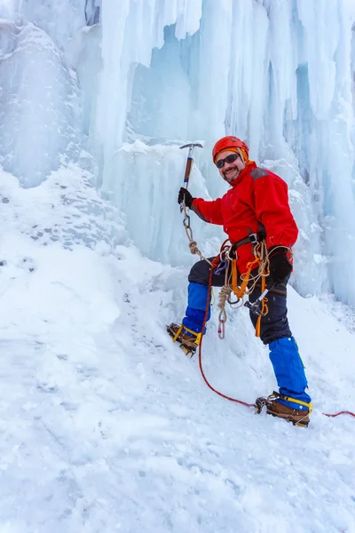 Trepador Con Hacha Hielo Asalta Pared Vertical Del Glaciar Sonríe —  Fotos de Stock