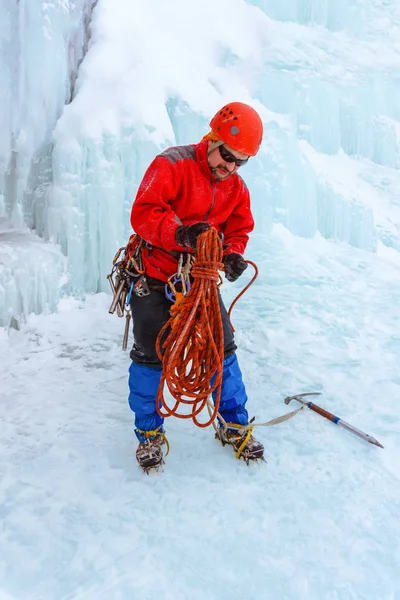 Eiskletterer Schnee Unter Dem Gletscher Bereitet Ein Seil Zum Klettern — Stockfoto