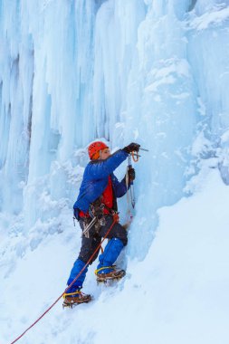 buzul yüzeyin içine buz vida vidalama Ice climber preraring çalışan ipini,