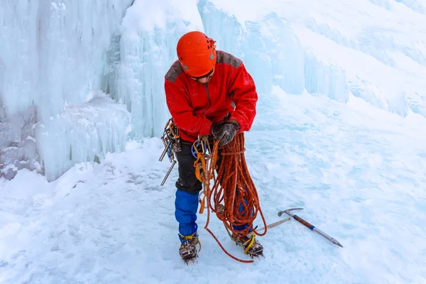 Eiskletterer Schnee Unter Dem Gletscher Bereitet Ein Seil Zum Klettern — Stockfoto