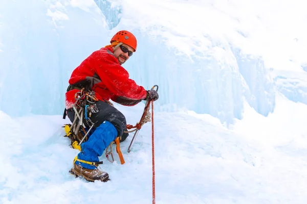 Bärtiger Bergsteiger Bereitet Seine Ausrüstung Für Die Besteigung Der Blauen — Stockfoto