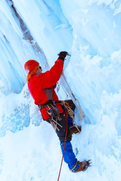Bergsteiger Mit Eispickel Klettert Eine Schneebedeckte Eiswand Hinauf Halblanges Porträt — Stockfoto