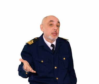 Beyaz arka plan üzerinde duygusal bir şey tartışırken bir subay deniz üniformalı yaşlı erkeklere el hareketi, izole