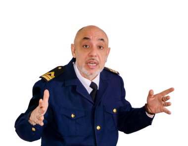 yaşlı adam bir subay gesticulating, deniz üniforma duygusal olarak bir şey anlatıyor beyaz arka plan üzerinde izole