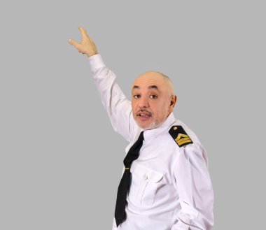 tek tip bir subay Denizi'nde mutlu yaşlı adam bir şey yana ve yukarı, izole üzerinde gri arka plan işaret ederek açıklar